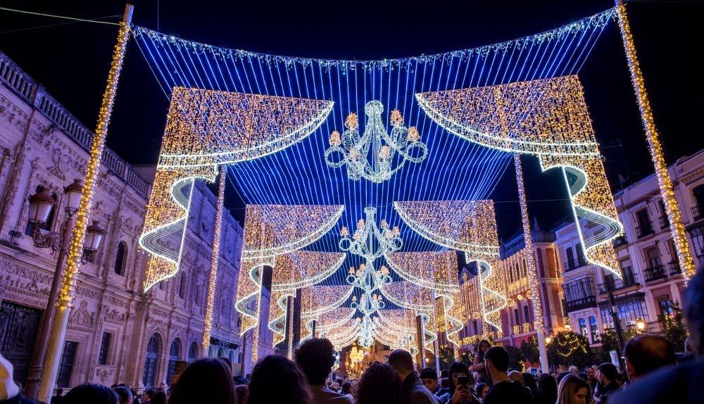 They turn on the Christmas lights in Seville