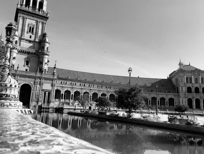 Visit the Plaza de España